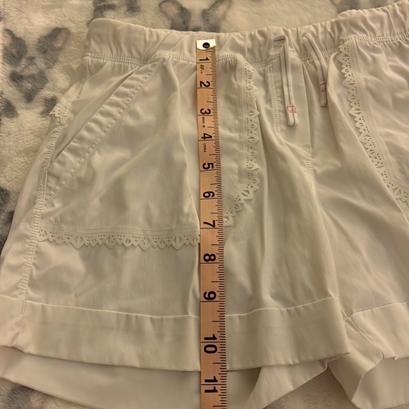 Ivivva shorts in white. Size 14 - Picture 8 of 8